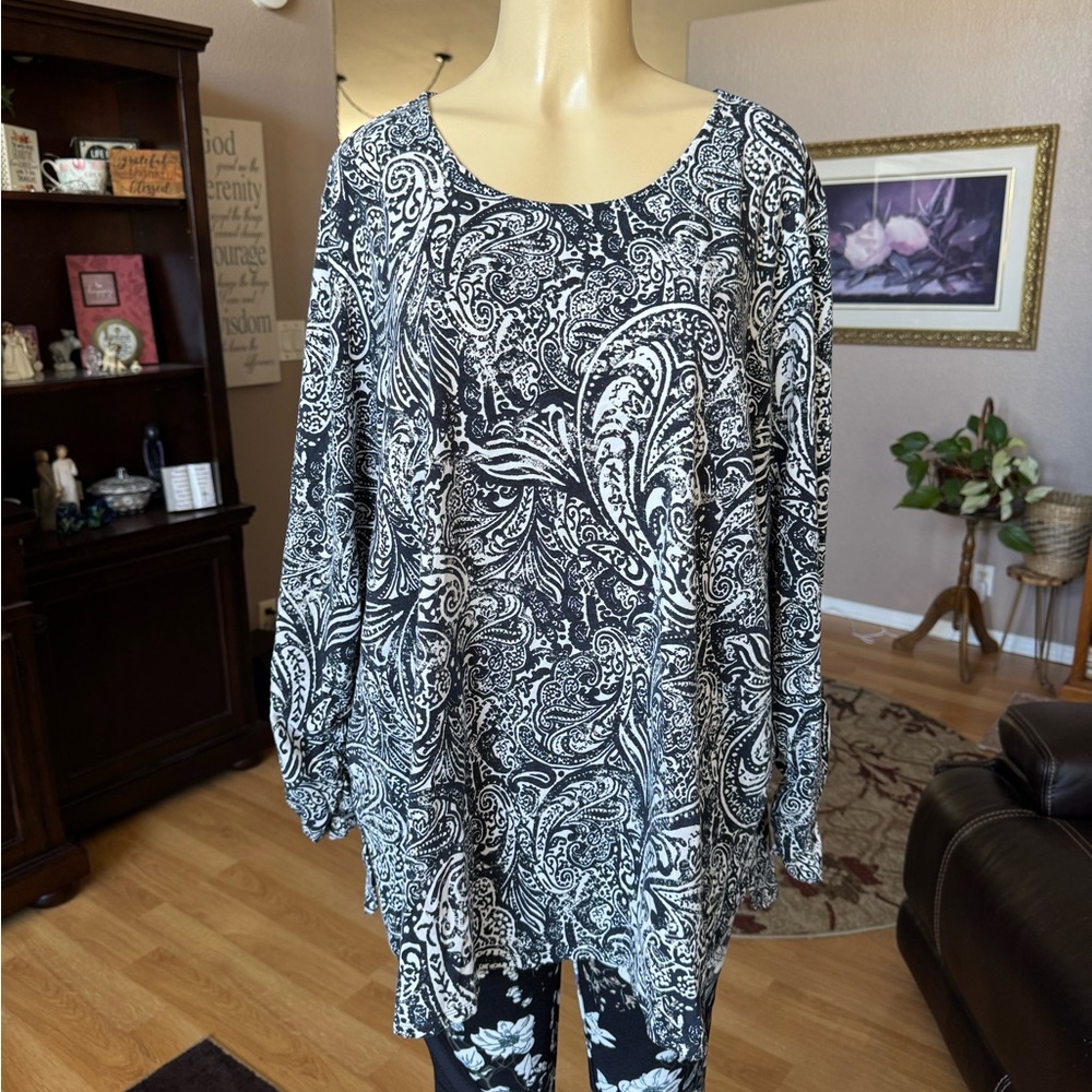Susan Graver Weekends black & white long scrunched sleeves blouse-sIze XXXL